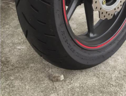【注意喚起】タイヤの下に置いてあるこの小石の意味、分かりますか？ 実はバイク泥棒の仕業です。