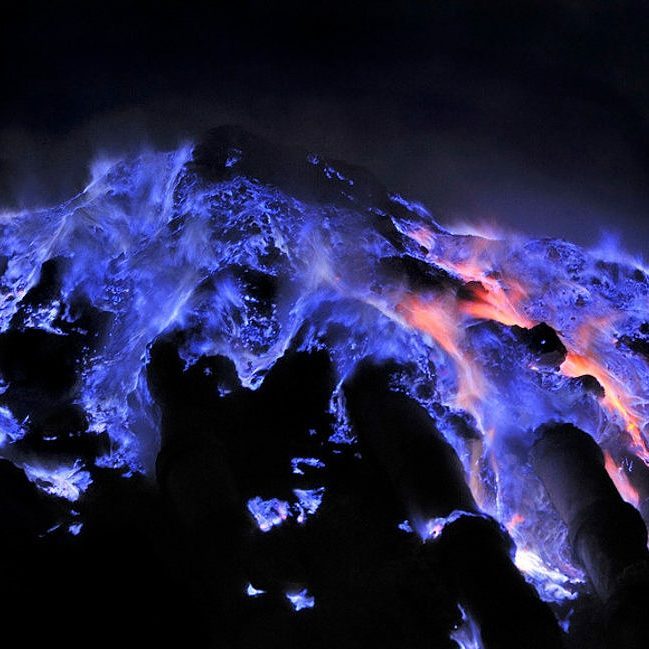 【インドネシア】カワ・イジェン火山の「青いマグマ」が幻想的だと話題に！