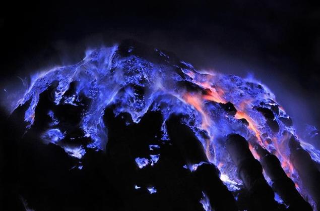 【インドネシア】カワ・イジェン火山の「青いマグマ」が幻想的だと話題に！
