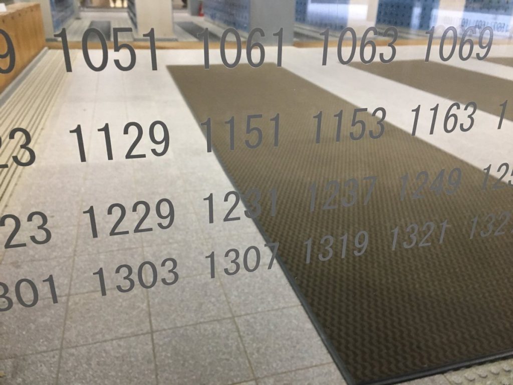 学校の玄関のガラスに素数が羅列されている理由