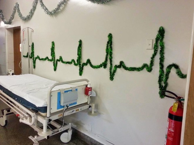 病院　入院病棟　クリスマスデコレーション　ナース