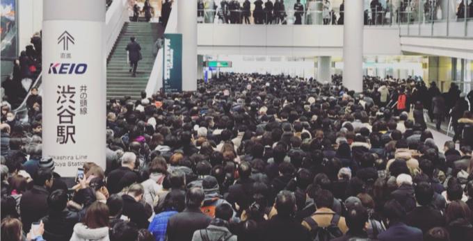 大雪で渋谷駅周辺が大混雑！渋谷駅は入場規制も！六本木通りや246号線は大渋滞！バスやタクシーも長蛇の列で帰宅難民も！？