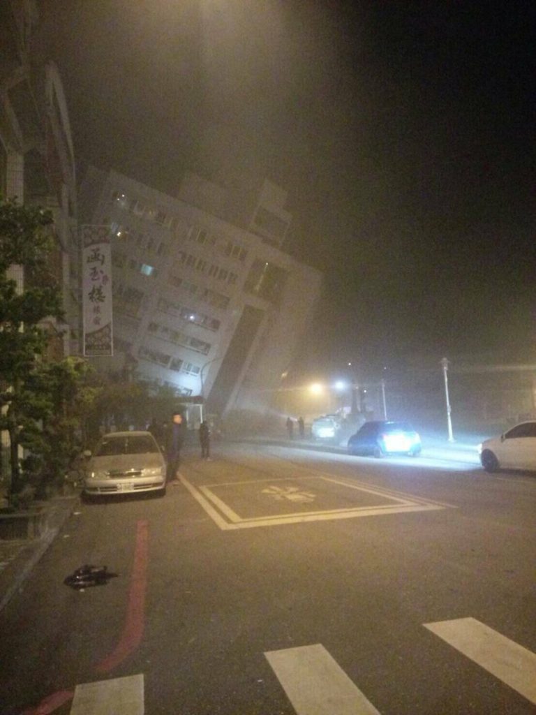 台湾北東部の花蓮県の沿岸を震源地とするマグニチュード6.4の地震が起こり、ホテルやビルなどが倒壊して2名の死者、200以上の負傷者が出た。