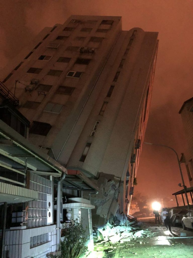台湾北東部の花蓮県の沿岸を震源地とするマグニチュード6.4の地震が起こり、ホテルやビルなどが倒壊して2名の死者、200以上の負傷者が出た。