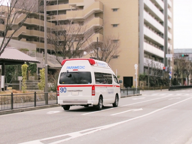 ゆっくり走っている救急車には理由があった！命を繋ごうとする救急車を邪魔しないで！