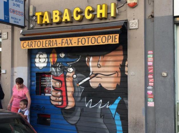 イタリアのタバコ屋でシャッターにルパン三世の次元大介を描くストリートアートが流行中！