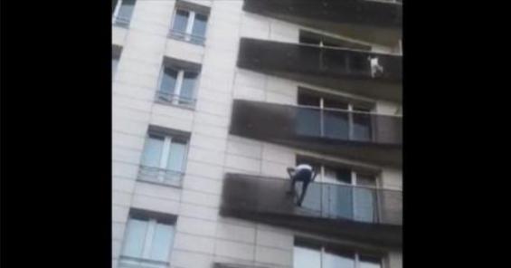 【動画】驚異的な身体能力で5階のベランダにぶら下がる子供を救助した不法移民にフランス国籍が与えられる！
