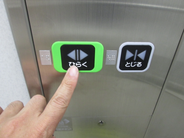 エレベーターの開閉ボタンをいつも逆に押してしまう人はこう見えてる！