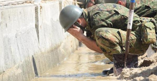 【西日本豪雨】被災者に綺麗な水を提供、自身は泥水で顔を洗う自衛隊員たち・・・