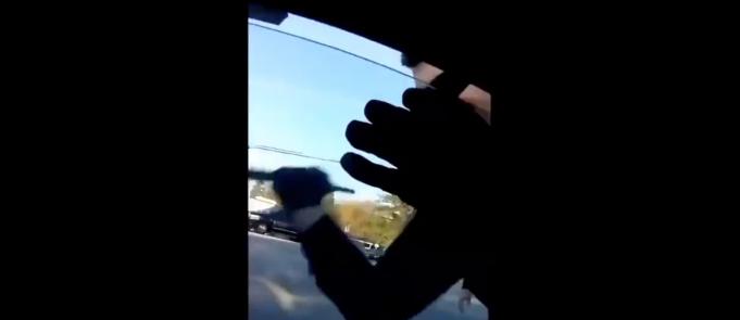【日本・アメリカ・ロシア】警察官の窓の割り方の比較動画が話題に！ネットの反応「おそロシア」