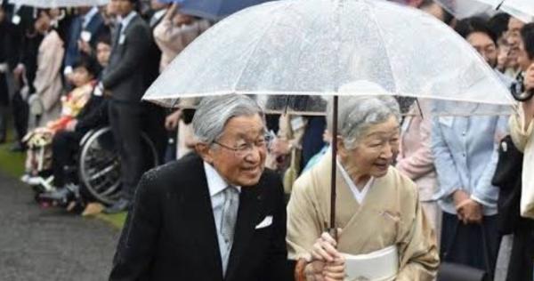【最高の夫婦】平成最後の園遊会は雨。傘を持った天皇陛下の右肩がずぶ濡れ