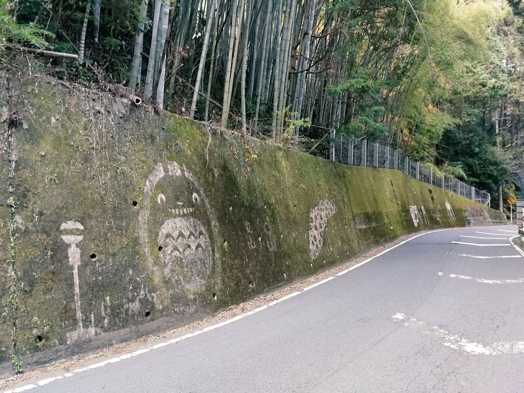 秩父にある定峰峠で苔を削って描かれたジブリキャラクターのアートがクオリティ高すぎると話題に！