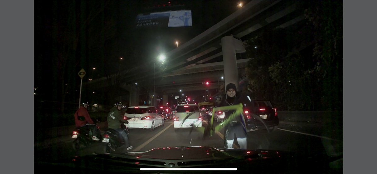 ロードバイクの男に注意したら車を壊され更に殴られる暴行を受けました