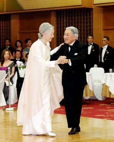 20年ぶりにダンスを披露された天皇陛下。美智子さま「陛下がさそってくださったの」