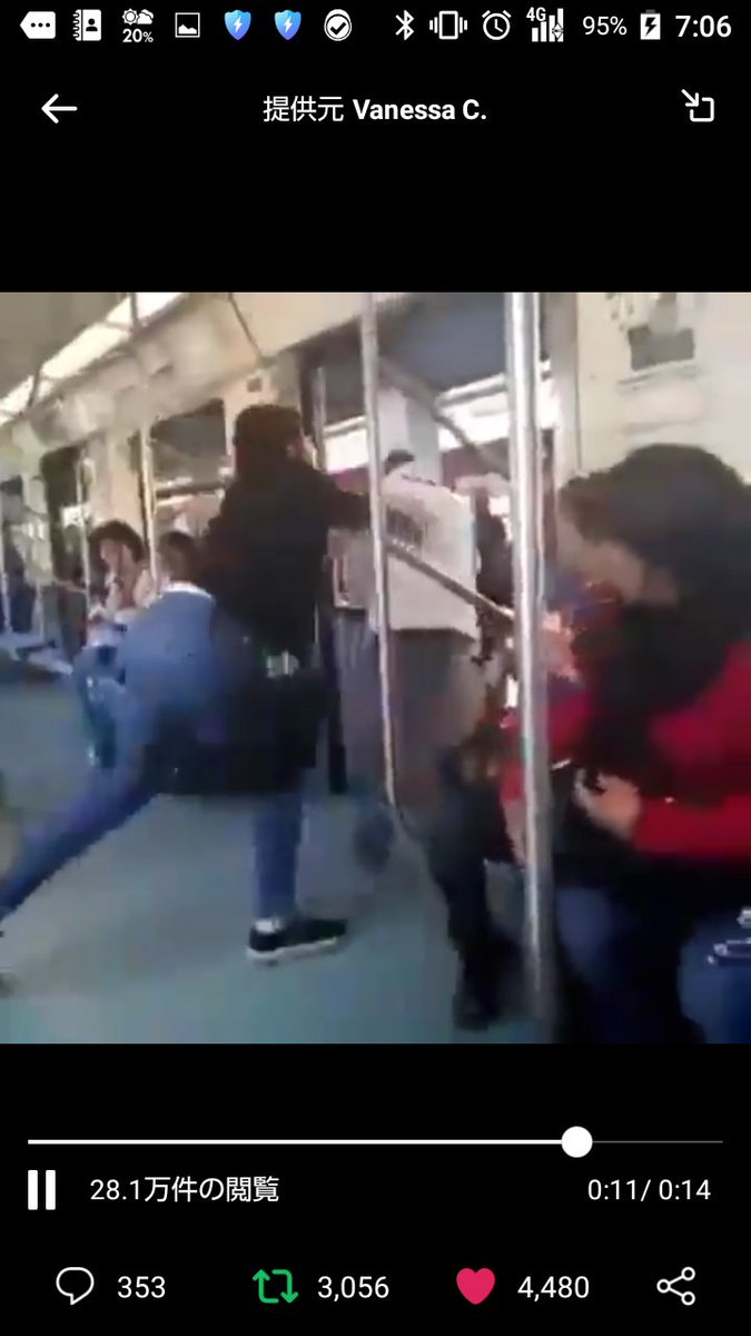 【動画】間違えて電車の女性専用車両に乗った盲目の車外に障害者の男性を車外に突き飛ばす女性が炎上!
