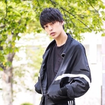 モデルの小山開と石丸晴久が「カモにした」「ブス」と発言しファンからのプレゼントを蹴った動画をインスタに投稿し炎上!