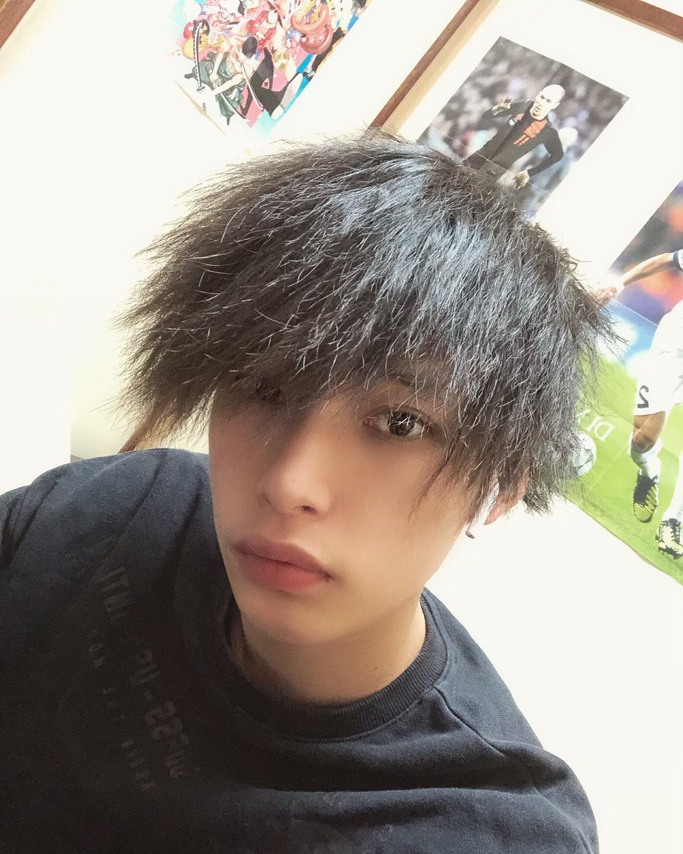 モデルの小山開と石丸晴久が「カモにした」「ブス」と発言しファンからのプレゼントを蹴った動画をインスタに投稿し炎上!