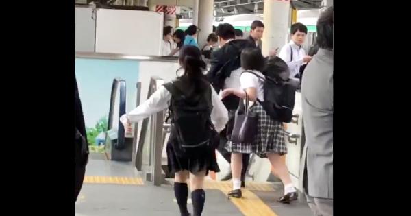 【動画】痴漢か？駅のホームで逃げる男を追いかける女子高生→男は足をかけられ転倒