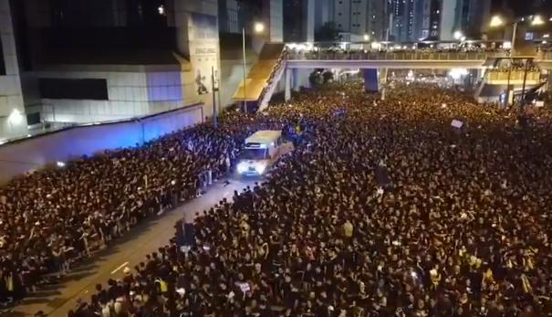 【まさにモーゼの十戒】香港デモ参加者が救急車に一斉に道を開ける動画が話題に！一方で警察は救急車の入場を拒む・・・