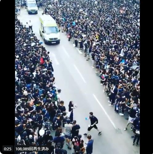 【まさにモーゼの十戒】香港デモ参加者が救急車に一斉に道を開ける動画が話題に！一方で警察は救急車の入場を拒む・・・