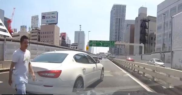 【動画】首都高でマセラティが「あおり運転」からの強制停車で、チンピラが車から出てくる迷惑行為！