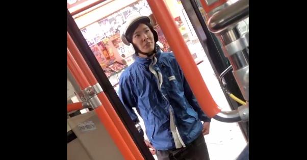 【動画】2年前に炎上した元宅配ピザの配達員が今度はバス停に違法駐車！それを注意され喧嘩口調で逆ギレし炎上！