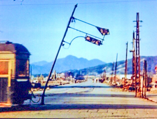 原爆投下から数日後の広島の写真。何がすごいって、市電が運行再開してるってこと