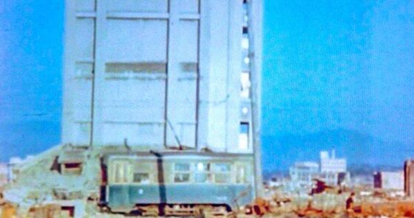 原爆投下から数日後の広島の写真。何がすごいって、市電が運行再開してるってこと