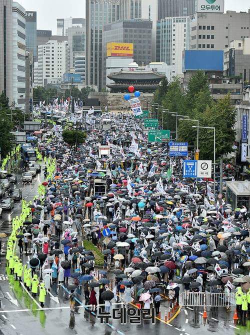 韓国で、反日不買運動の裏で30万人規模の文在寅退陣デモが起きていた（なお、反安倍デモは1万人）