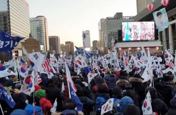 韓国で、反日不買運動の裏で30万人規模の文在寅退陣デモが起きていた（なお、反安倍デモは1万人）