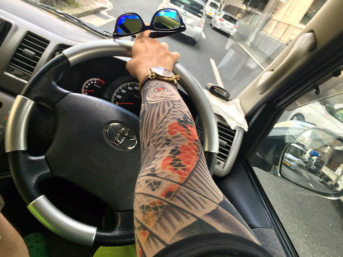 【刺青柄の日焼け防止アームカバー】みんなが考えた煽り運転対策が面白すぎる！