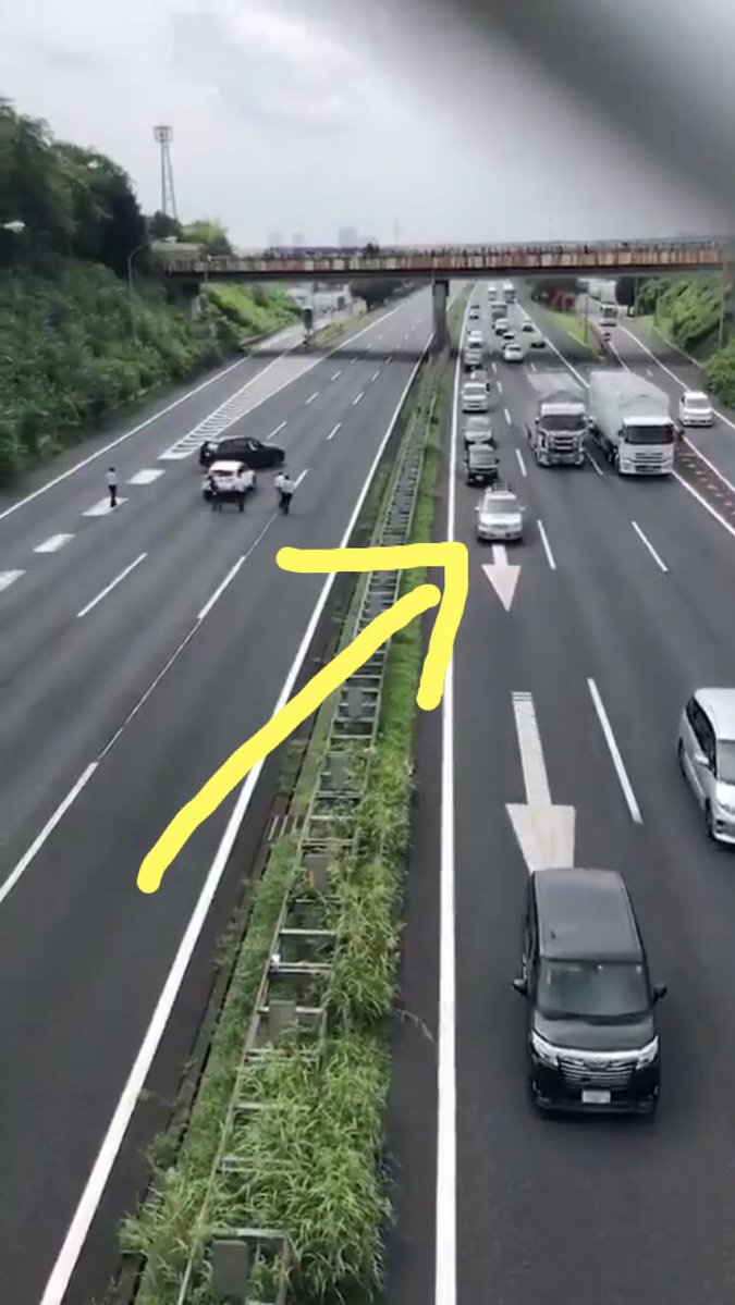 【動画】高速道路で、左の車線で煽り運転の実況見分してたら、それを脇見運転した車により玉突き事故が右車線で発生！