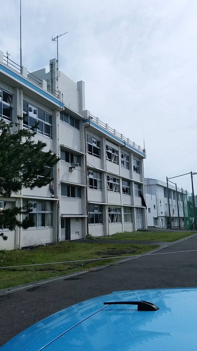 【拡散希望】台風15号の影響は千葉だけじゃなく伊豆大島にもおよび、断水停電圏外になって建物が倒壊し、高校生は学校に行けてない状況です
