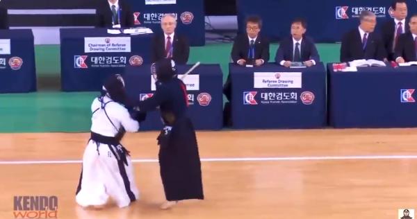 【動画】韓国開催の世界剣道選手権で韓国代表が不利になったらわざと転ぶ反則を繰り返し避難殺到！