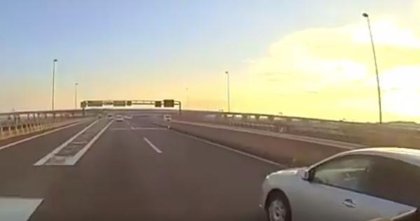 【ドラレコ映像】危険運転で大事故寸前！なんと相手の車は警察車両（覆面パトカー）！【動画】