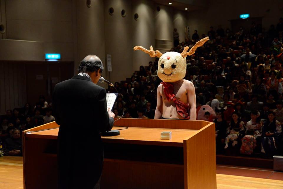 【絶対に笑ってはいけない学位授与式】京芸(京都市立芸術大学)の卒業式のコスプレがじわじわくると話題にwww