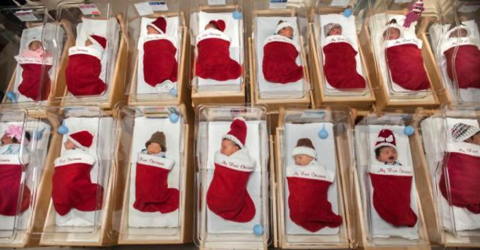 小児病院が12月に退院する赤ちゃんを50年以上クリスマス靴下で家族のもとに送りだす粋な計らい！