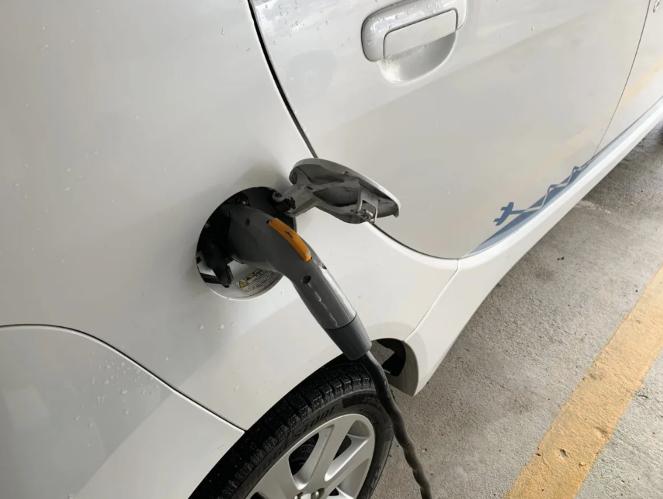 三菱の電気自動車アイ・ミーブのバッテリー交換　「現状はコストまで含めるとエコではない」