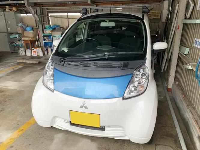 三菱の電気自動車アイ・ミーブのバッテリー交換　「現状はコストまで含めるとエコではない」