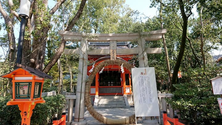 京都の八坂神社で疫病封じの茅の輪が143年ぶりに季節外れで出される！