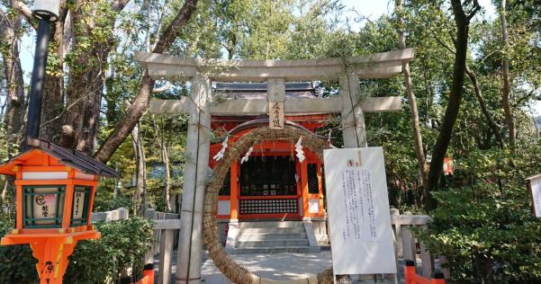 京都の八坂神社で疫病封じの茅の輪が143年ぶりに季節外れで出される！