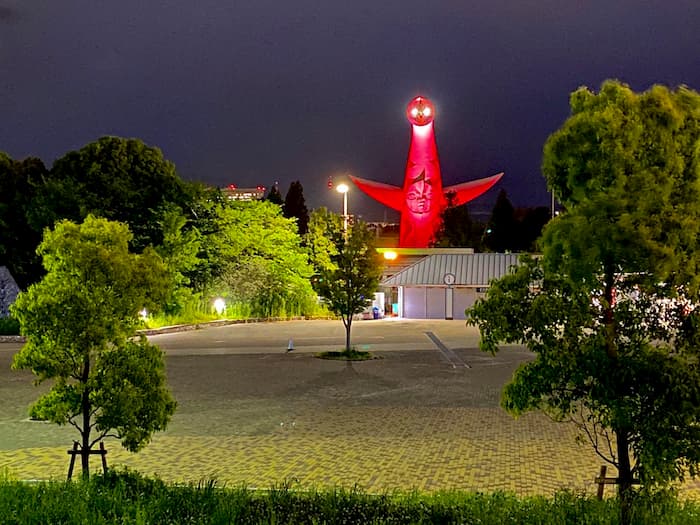 【使途襲来!?】大阪の太陽の塔がコロナウイルスの警戒基準レベルをライトアップで表現！