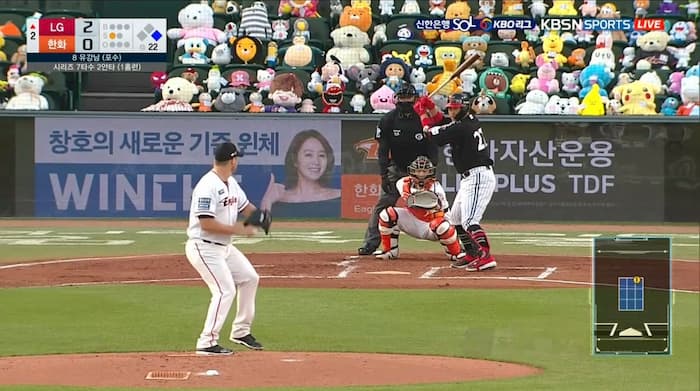 韓国のプロ野球で無観客試合を寂しくしない為のぬいぐるみが日に日に増えてて面白い