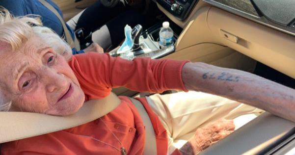 アウシュビッツを生き延びた女性が車でやってきて、 「今起きている抗議運動を支持する。腕の番号を見て」