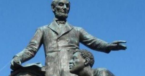 黒人が跪いているリンカーンの銅像を排除すべきという声がボストンで挙がるも実は・・・