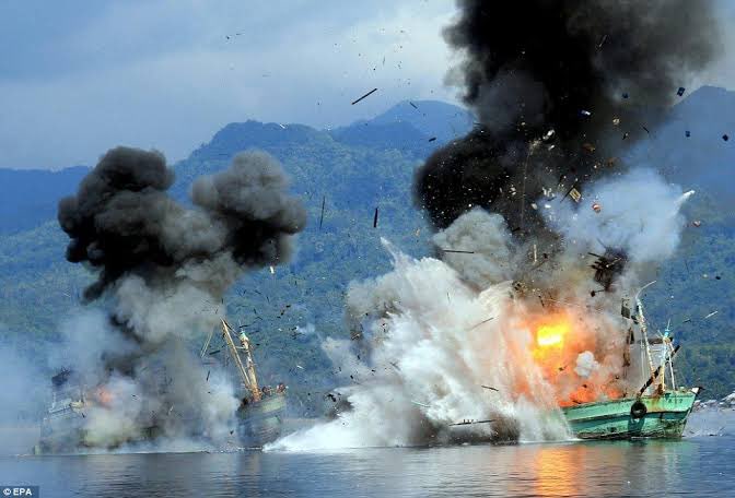 インドネシアやアルゼンチンでは、違法に操業をした中国漁船を爆破して沈没させています。