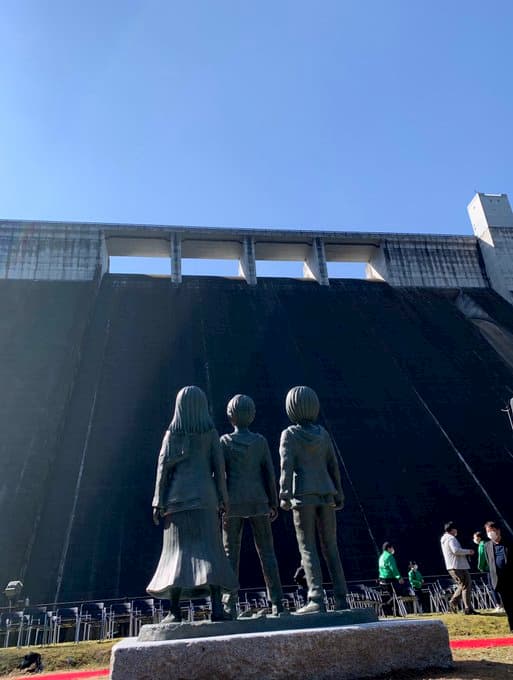 大分県日田市の大山ダムに進撃の巨人のエレン、ミカサ、アルミンの銅像が建立される！