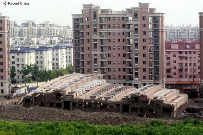 「クソ物件オブザイヤー2020」まとめ：中国のマンション築30年で倒壊。マンションを支える鉄骨が耐えきらなくなった