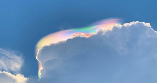 長野県諏訪市での虹色のベールのような彩雲が美しい