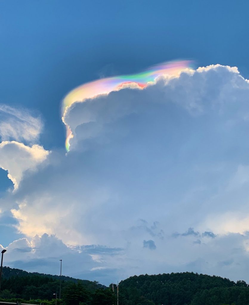 長野県諏訪市での虹色のベールのような彩雲が美しい